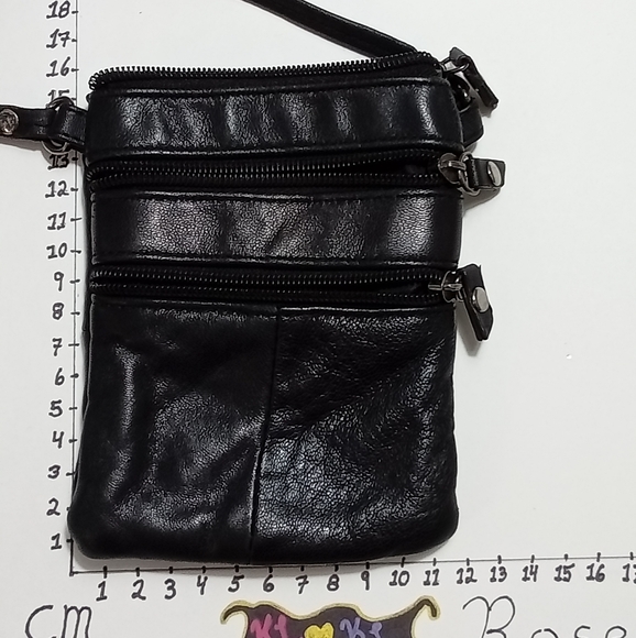 Unbranded travel purse. Feels like leather but no material label - Picture 1 of 3